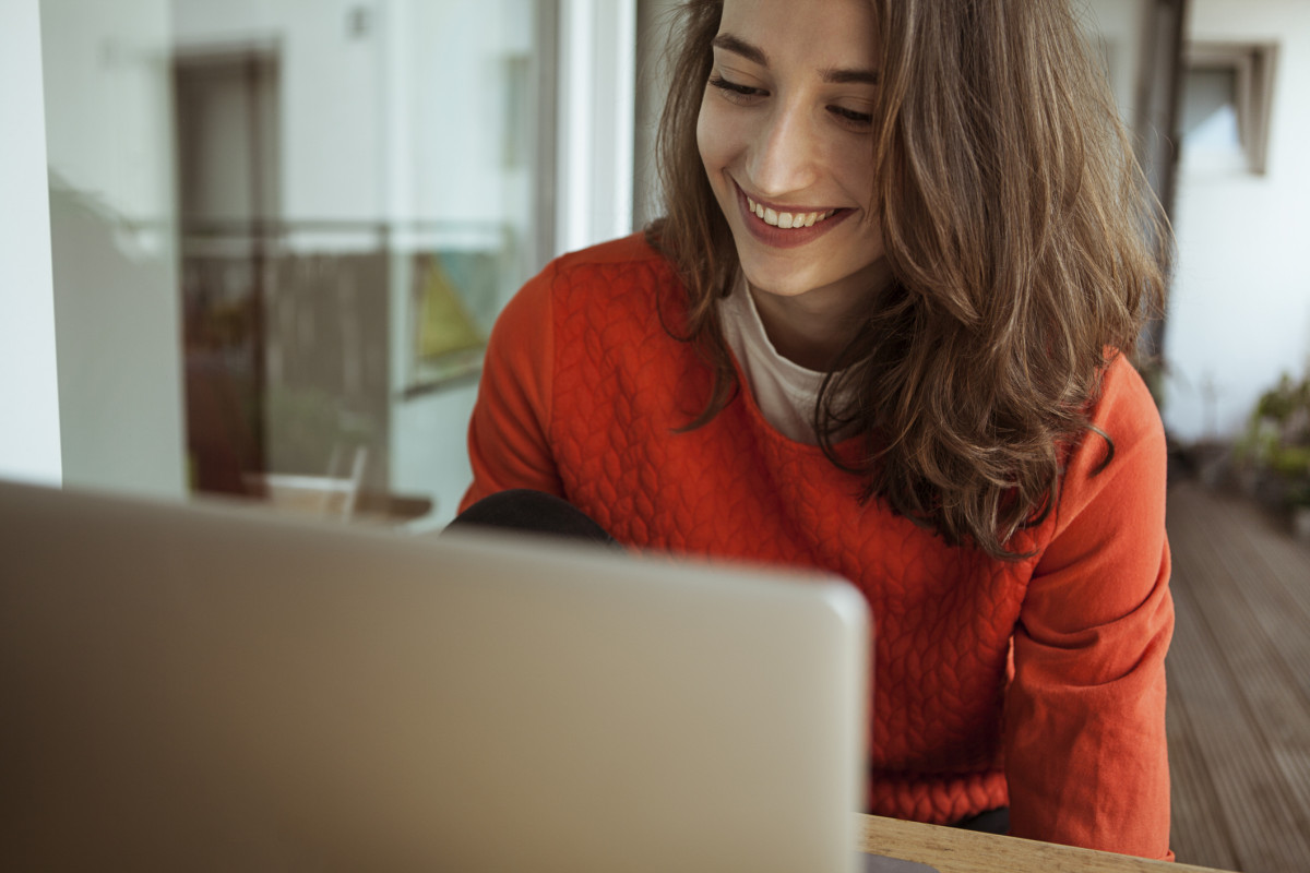 Eine junge Frau sitzt vor dem Computer