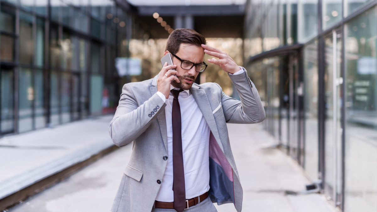 Gestresster Makler am Telefon