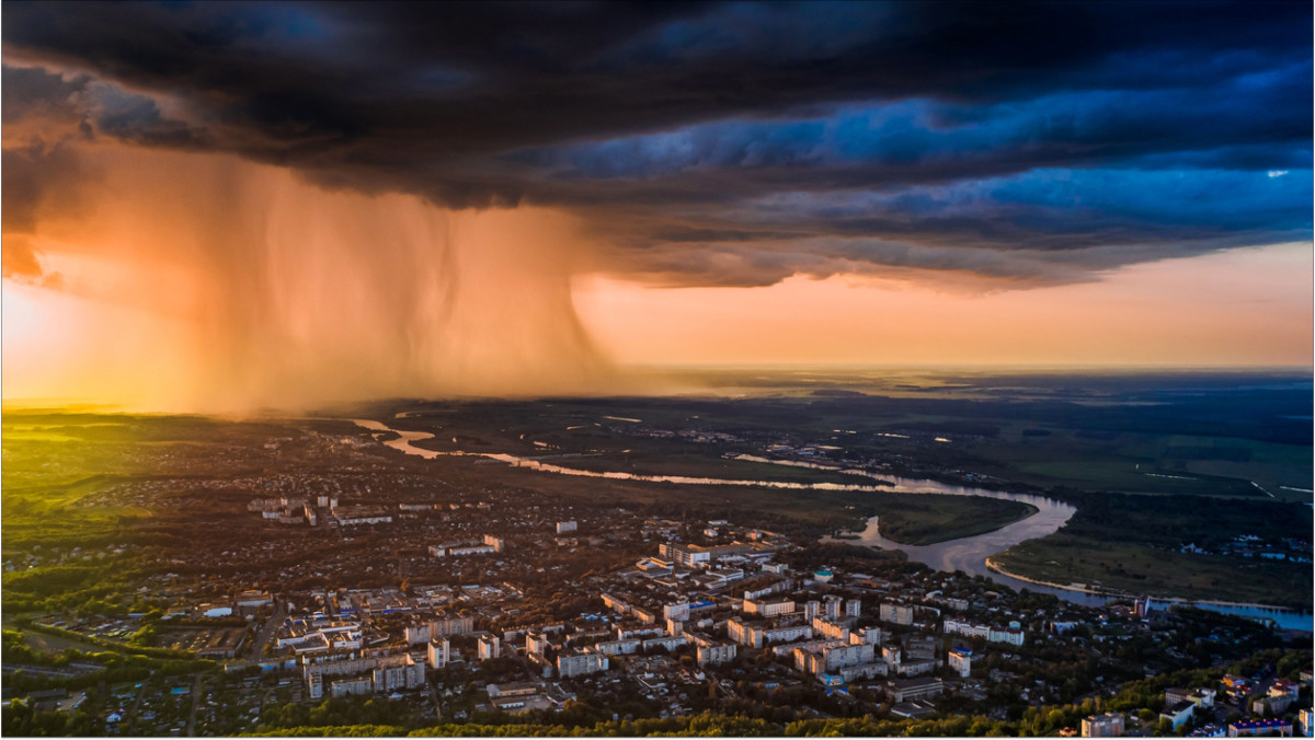 Blick über eine Landschaft, über der dunkle Wolken hängen