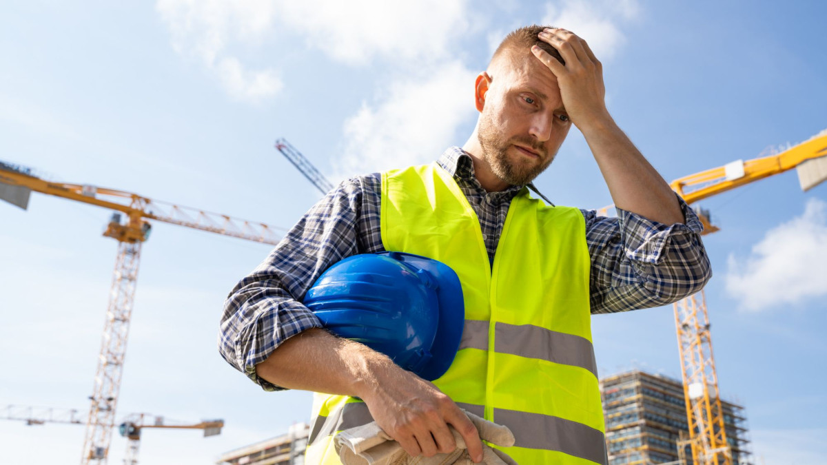 Konsternierter Bauarbeiter