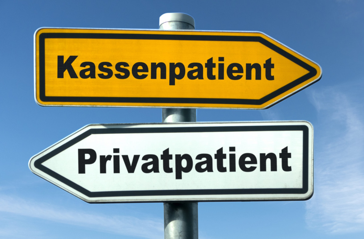 Zwei Schilder in entgegengesetzter Richtung. Auf einem steht Kassenpatient auf dem anderen Privatpatient