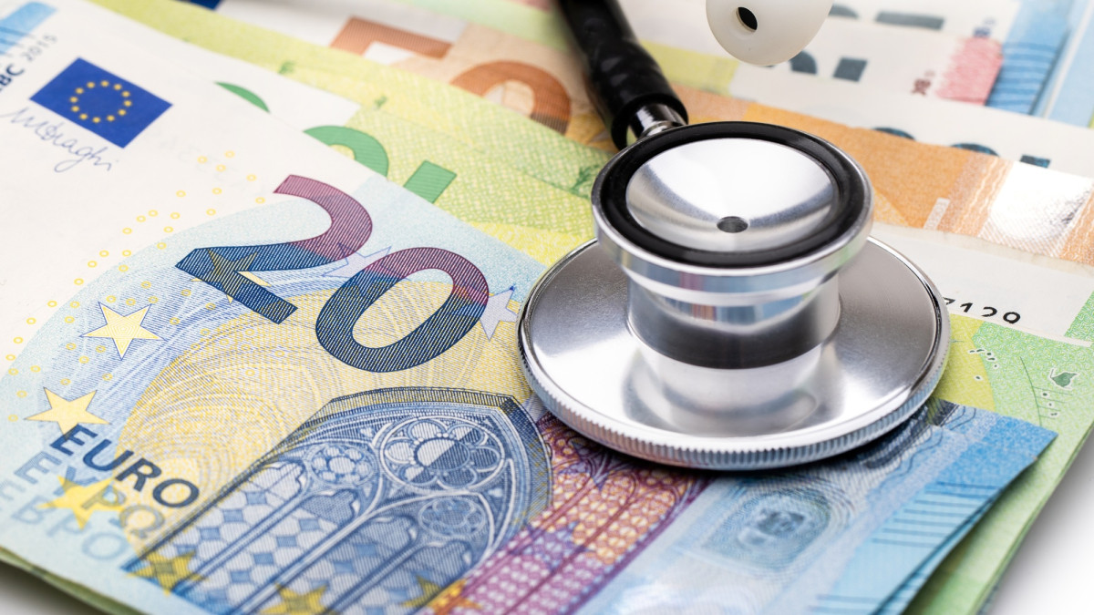 Stethoskop auf Geldscheinen