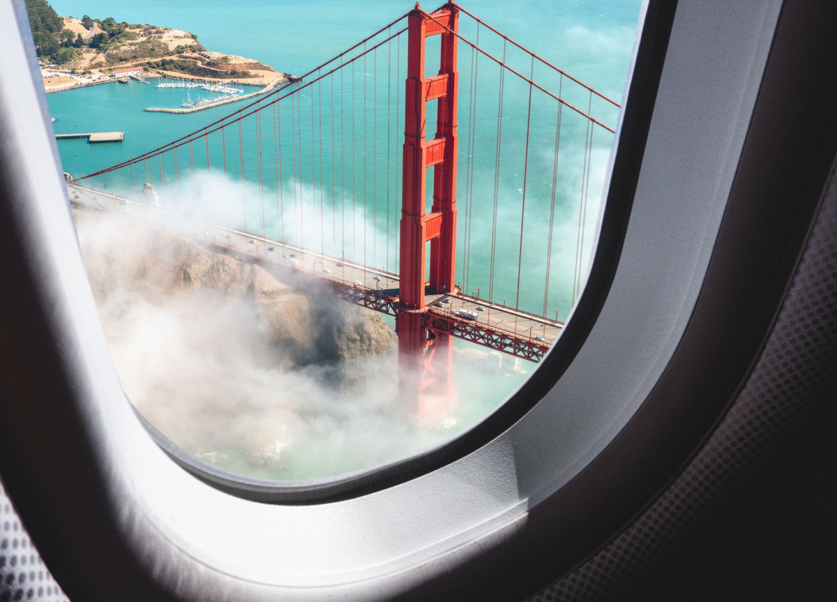 Blick auf die Golden Gate Bridge aus einem Flugzeugfenster