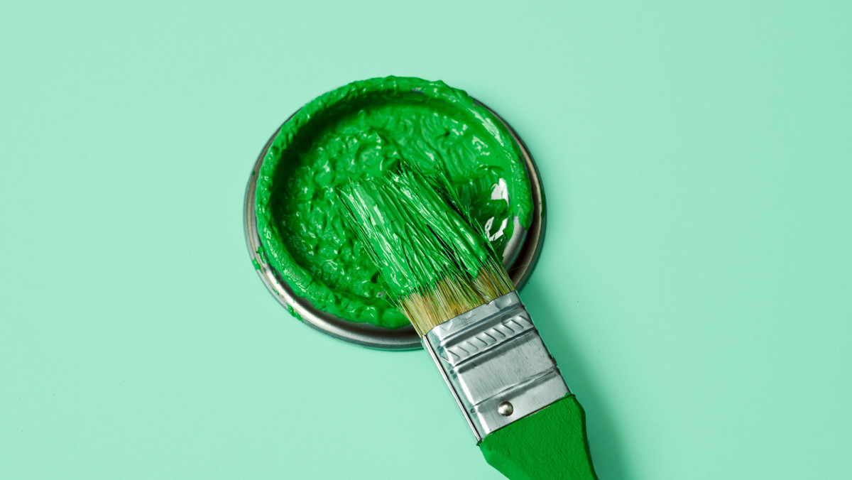 Pinsel mit grüner Farbe