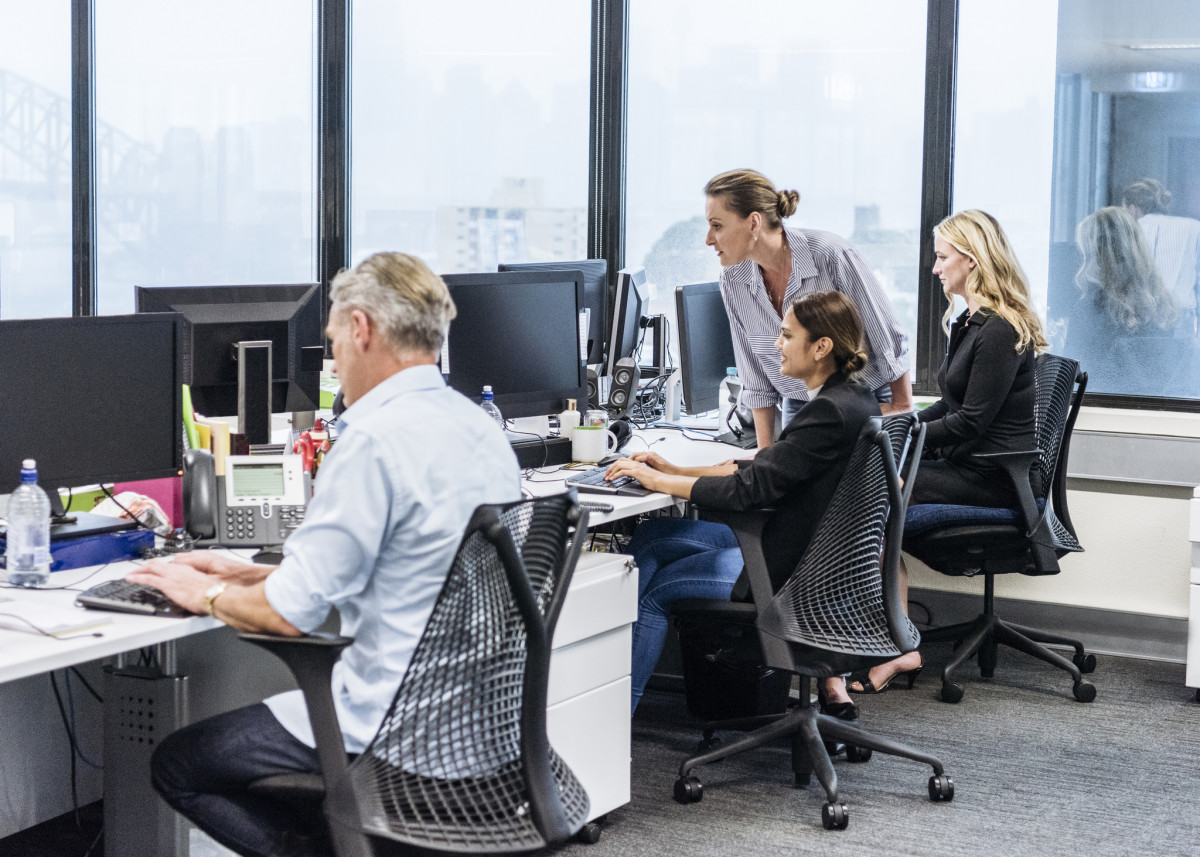 Blick in ein Büro mit Computerarbeitsplätzen