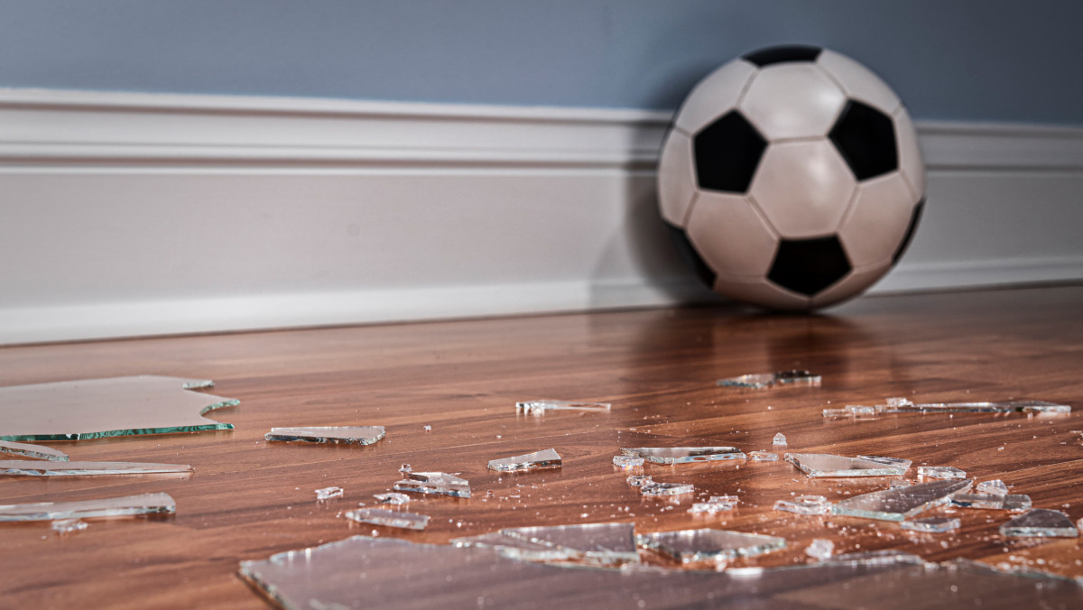 Fußball und zersprungenes Glas