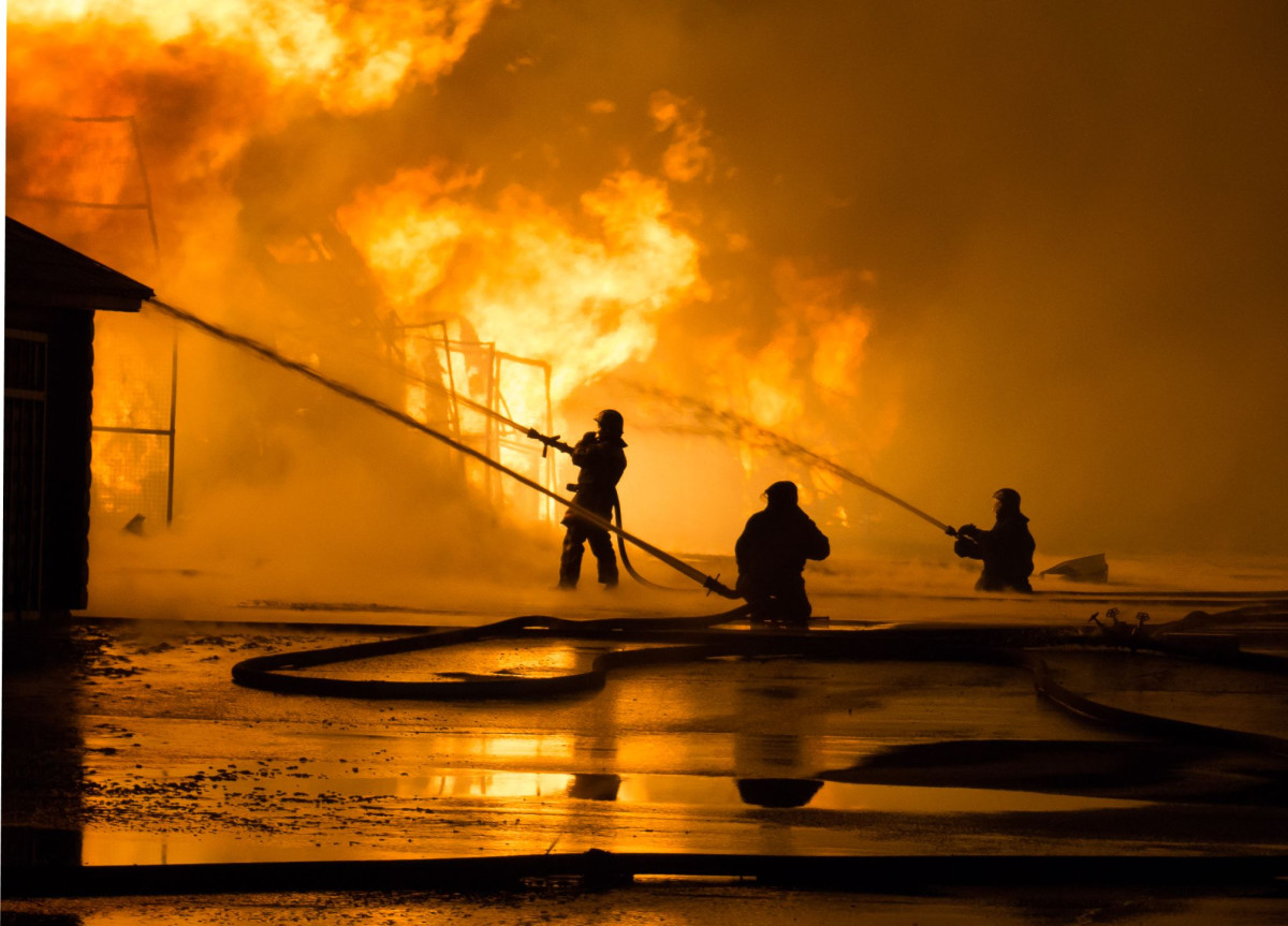 Feuerwehrleute versuchen einen großen Brand zu löschen