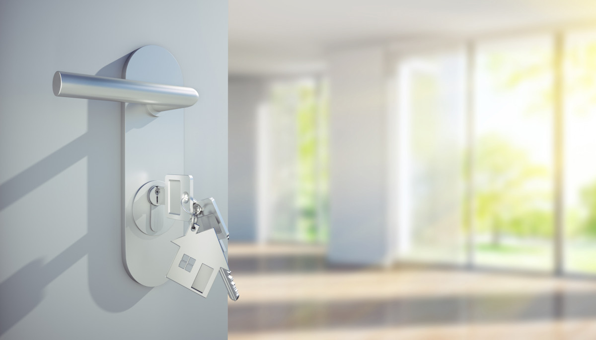 Schlüssel steckt in der Tür zu einem haus