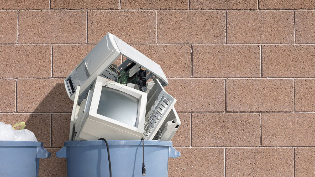 Kaputter Computer im Müll