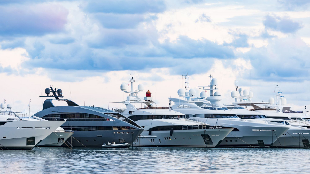 Luxus-Yachten liegen im Hafen