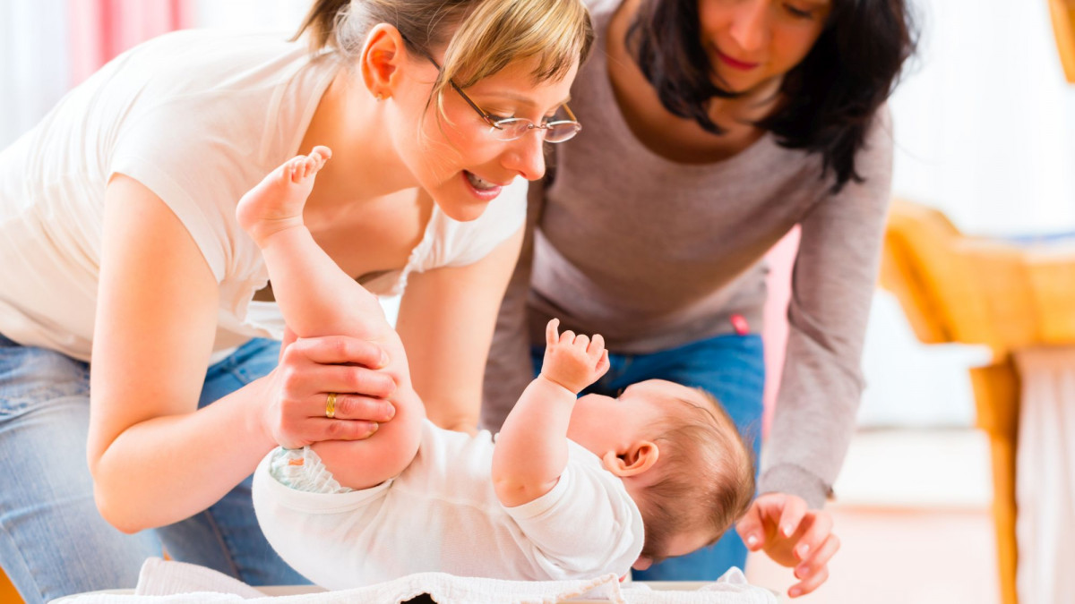 Hebamme untersucht Baby