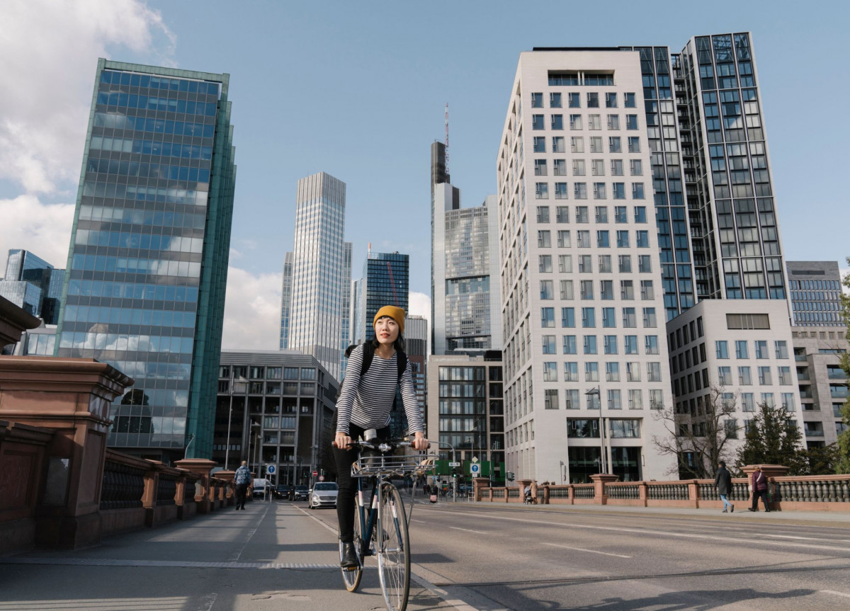 Ein Radfahrer fährt durchs Frankfurter Hochhausviertel