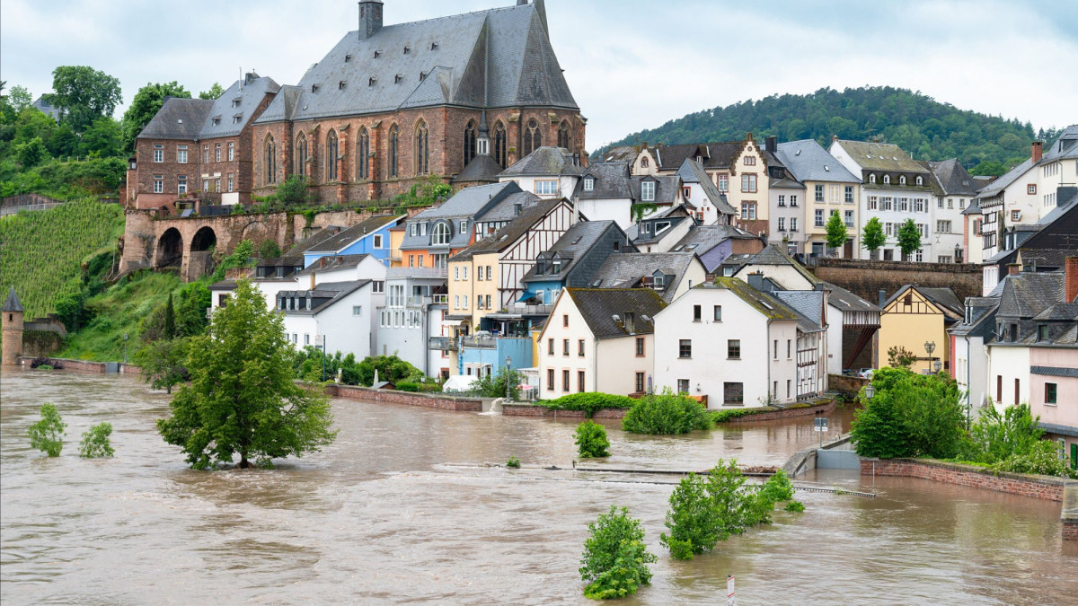 Hochwasser der Saar, Saarburg im Saarland, überflutete Bäume und Wege