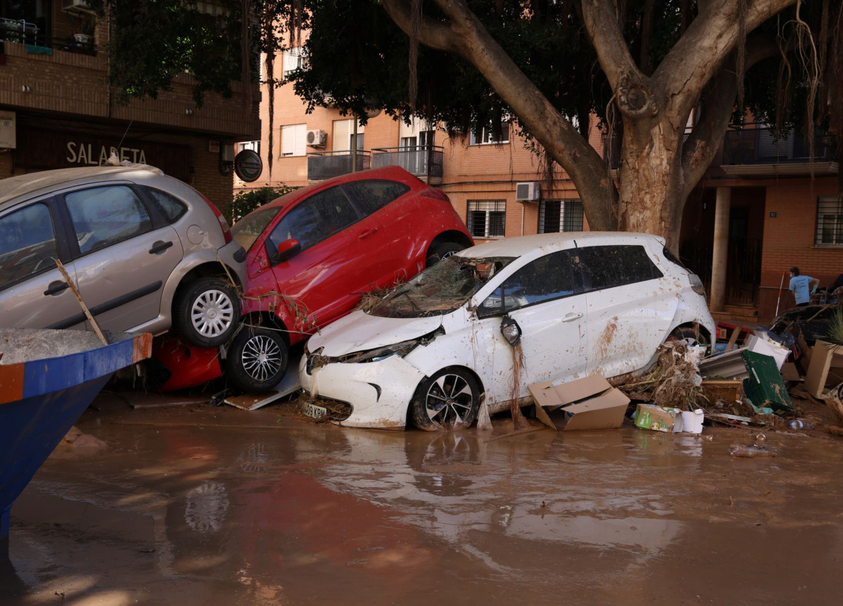 Mehrere Autos stehen zusammengeschoben im Wasser in Valencia