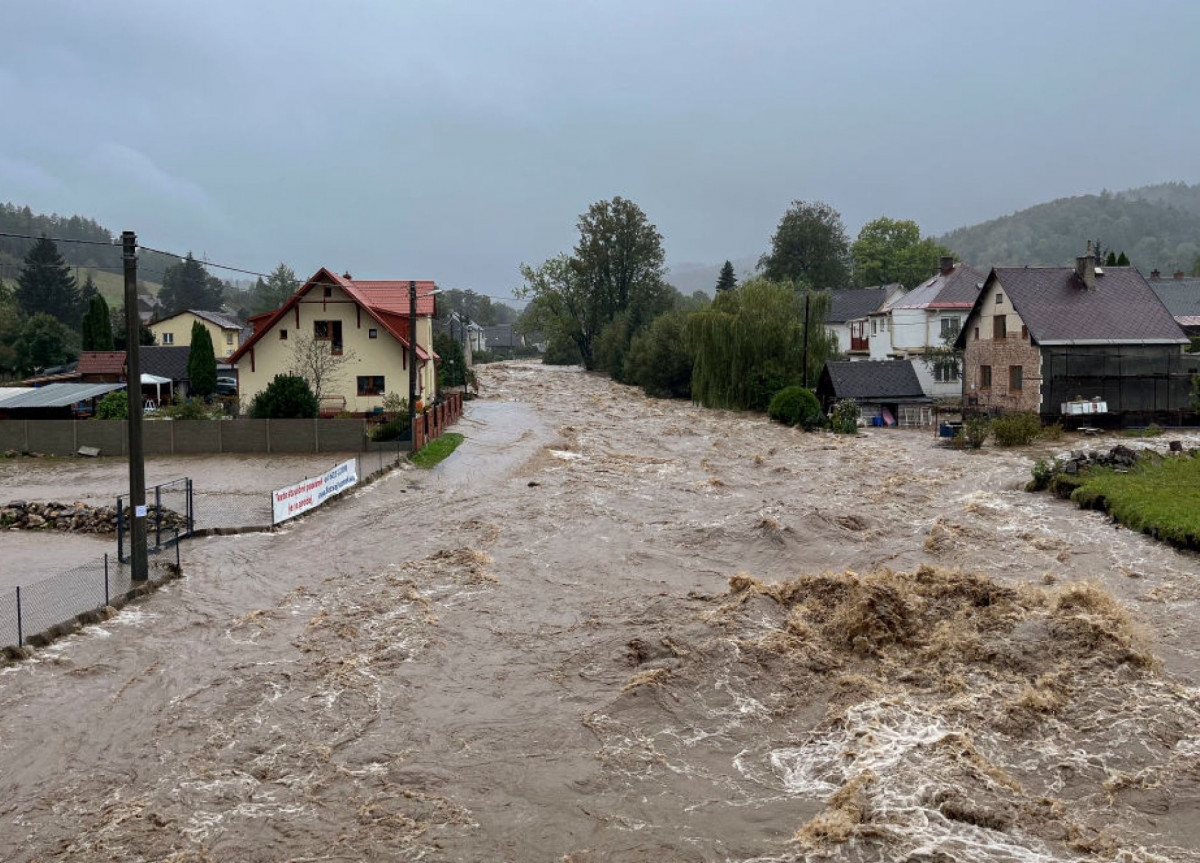 Eine überflutete Straße in Tschechien