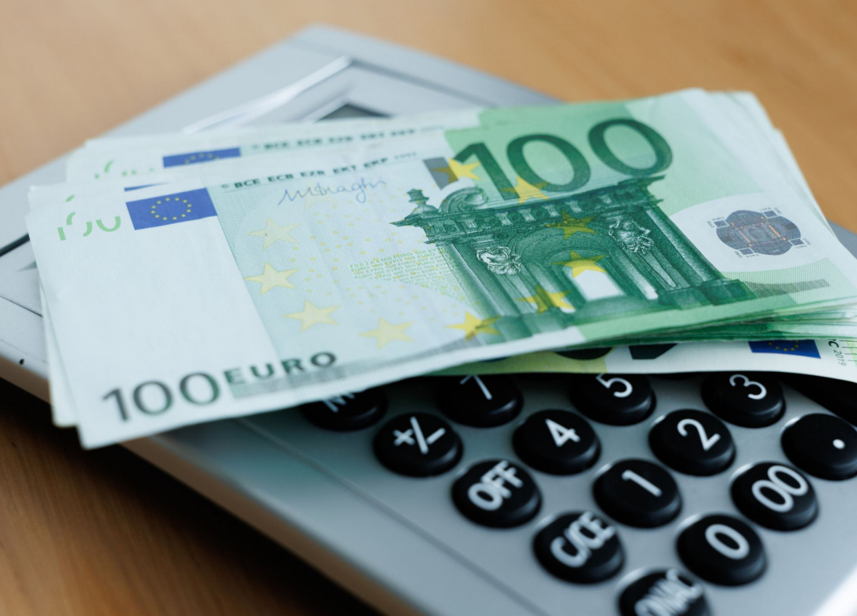 Ein Bündel 100-Euro-Scheine liegt auf einem Taschenrechner