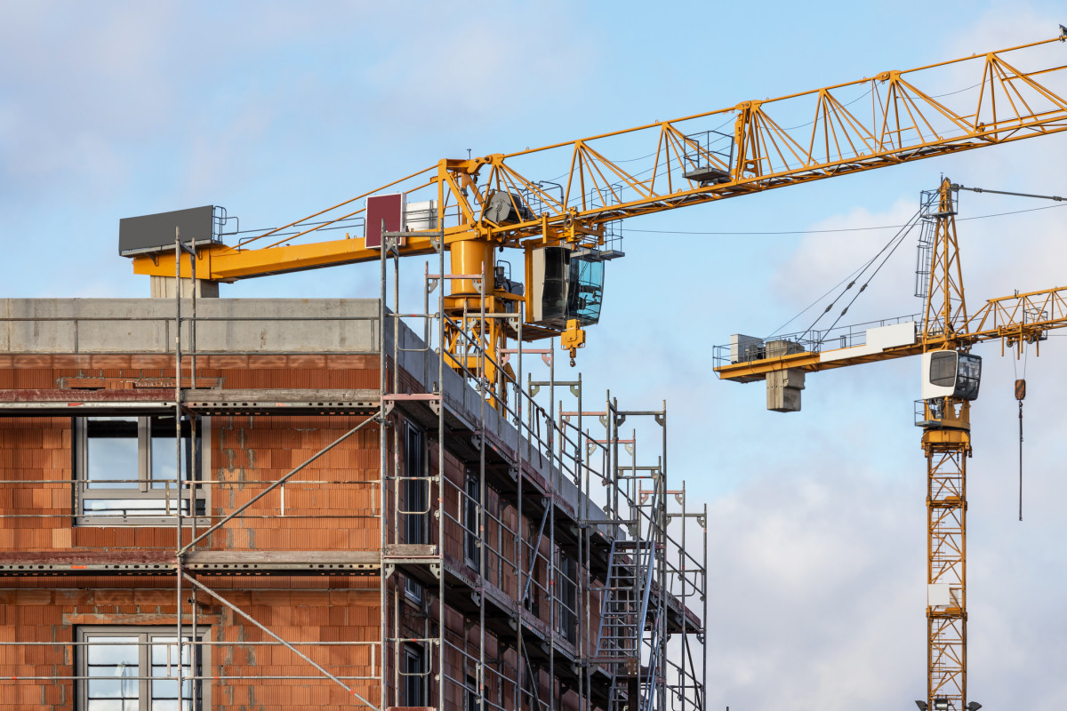 Blick auf eine Baustelle mit Baukränen