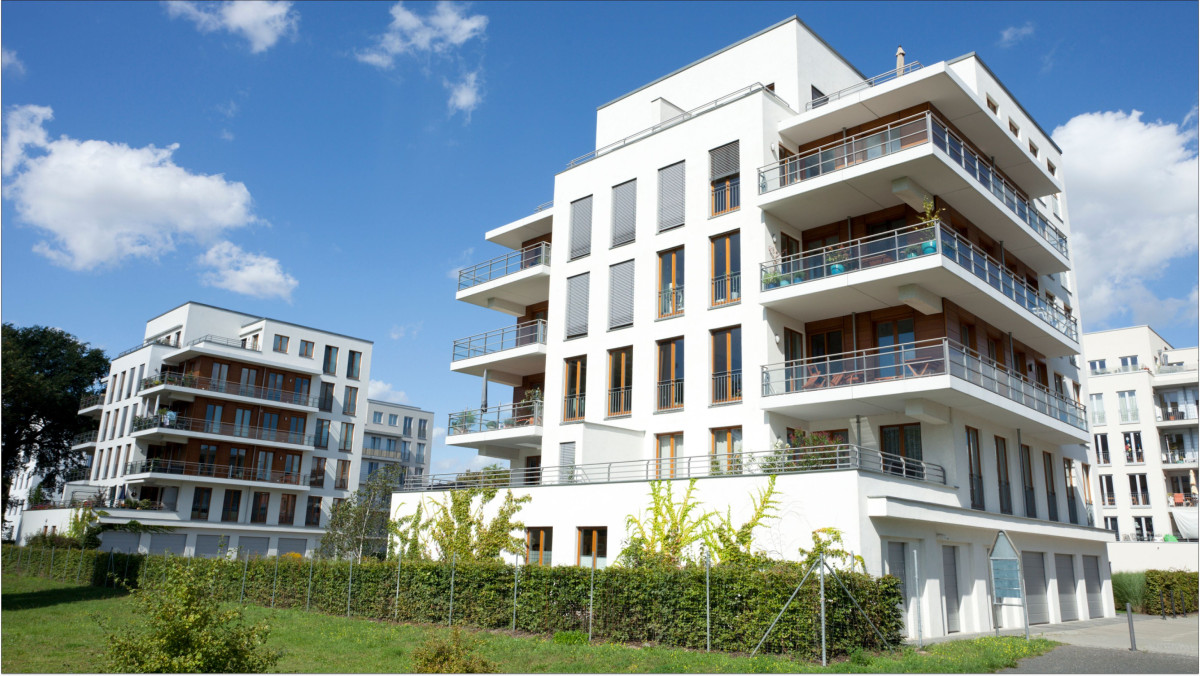 Mehrere moderne Wohnhäuser