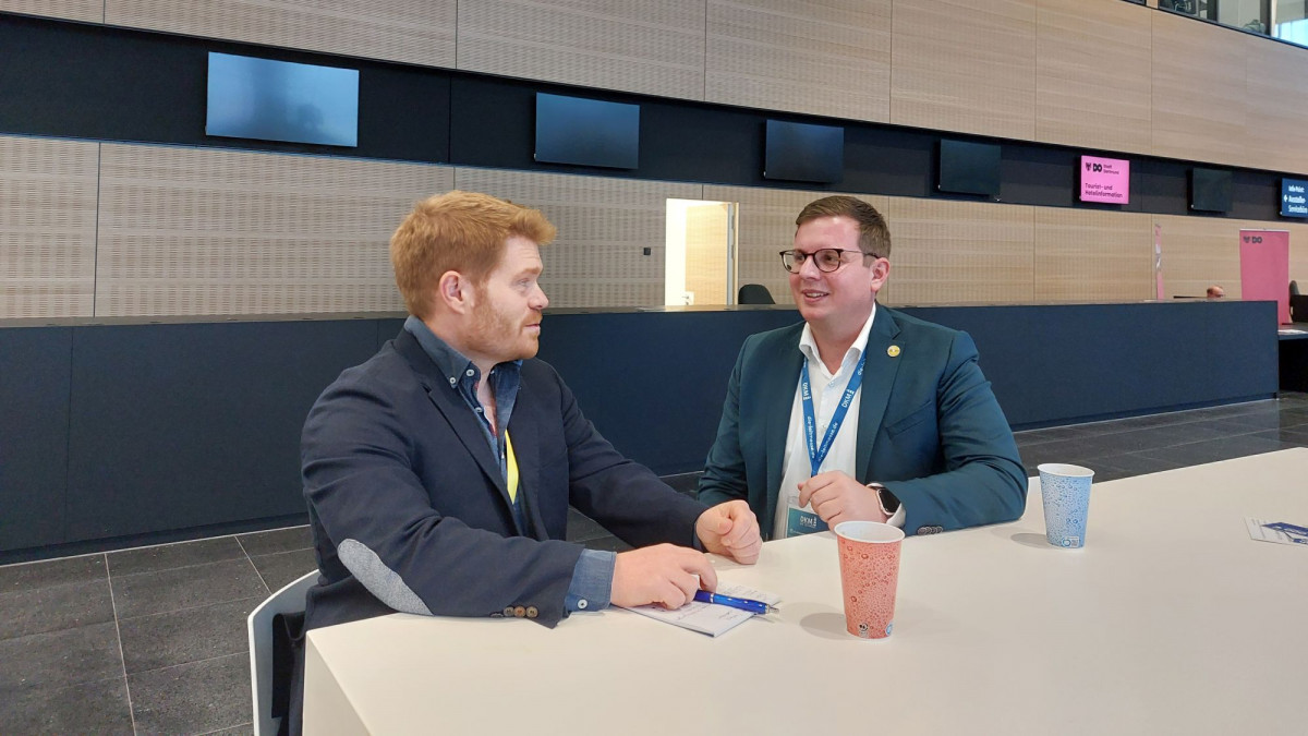 Johannes Buckel (rechts) im Interview mit procontra-Redakteur Florian Burghardt auf der DKM 2025 in Dortmund.