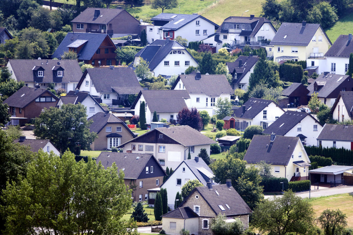 Luftaufnahme von Einfamilienhäusern am Rande eines Dorfes