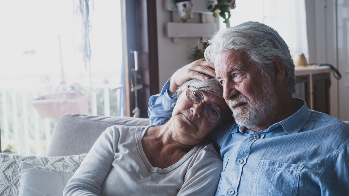 Rentnerpaar im Wohnzimmer