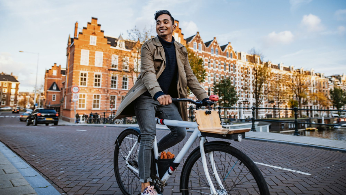 Mann fährt auf Fahrrad durch Amsterdam