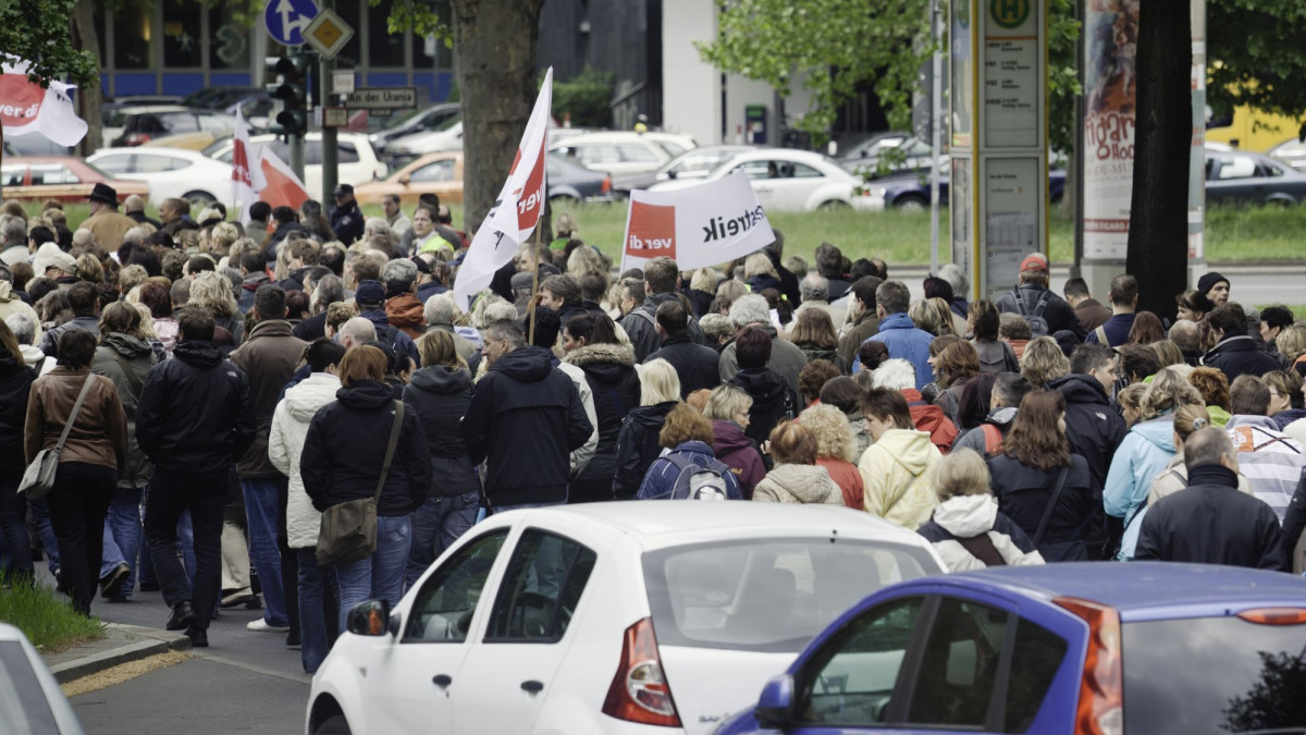 Streikende, organsiert von der Gewerkschaft Ver.di.