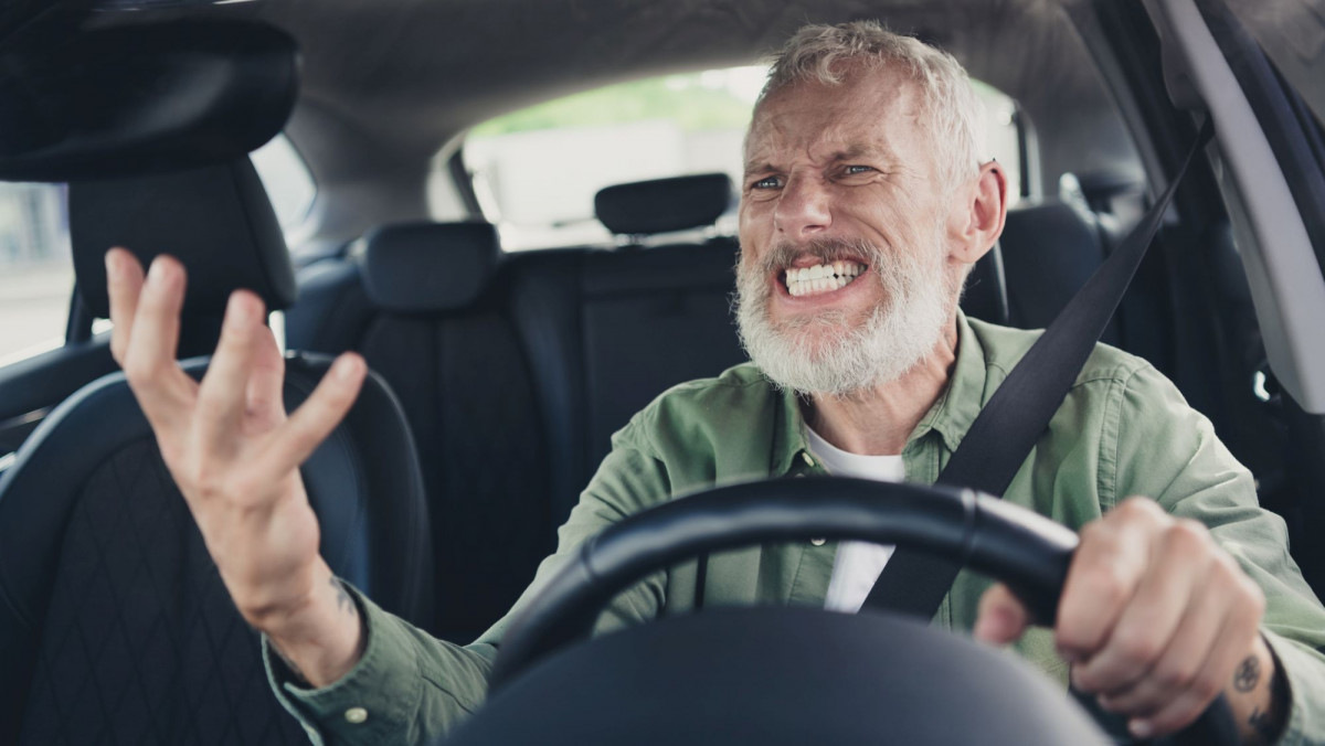 Grauhaariger Autofahrer ärgert sich
