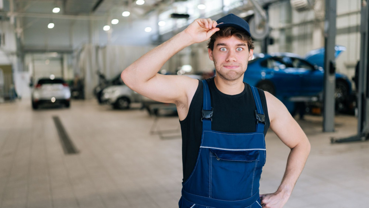 Kfz-Mechatroniker blickt erstaunt