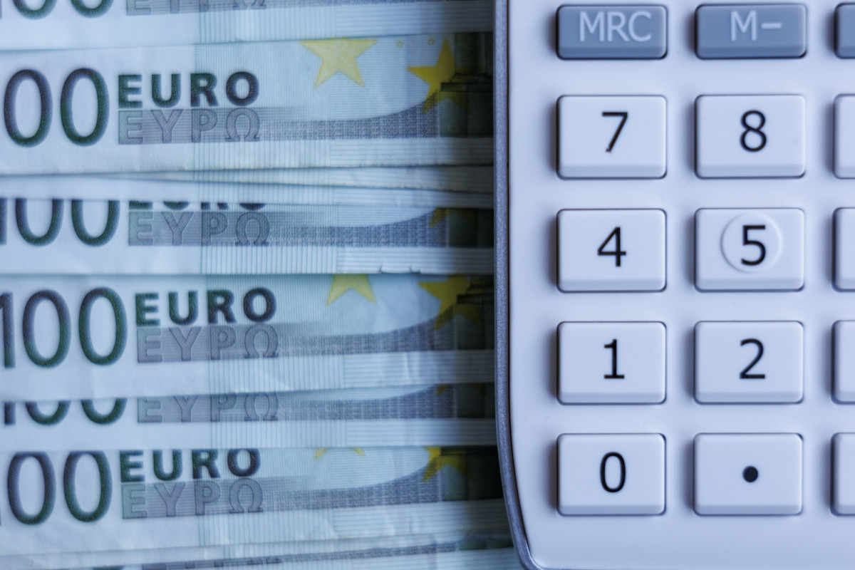 Euroscheine und daneben ein Taschenrechner