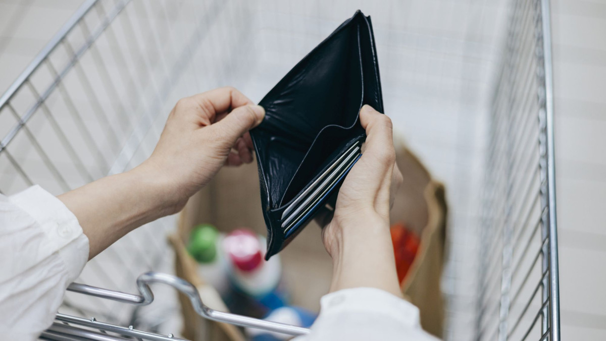 Leere Geldbörse beim Einkaufen