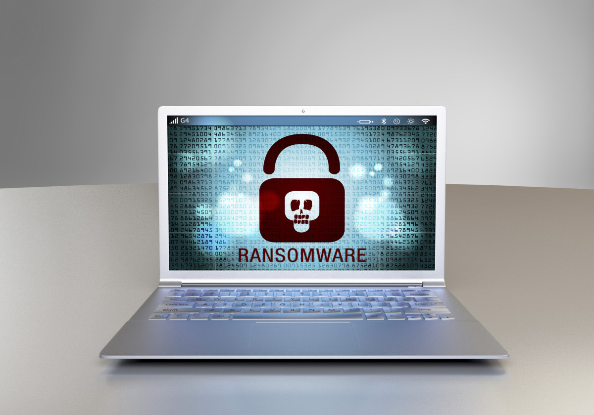 Ein Laptop, auf dem Ransomware steht