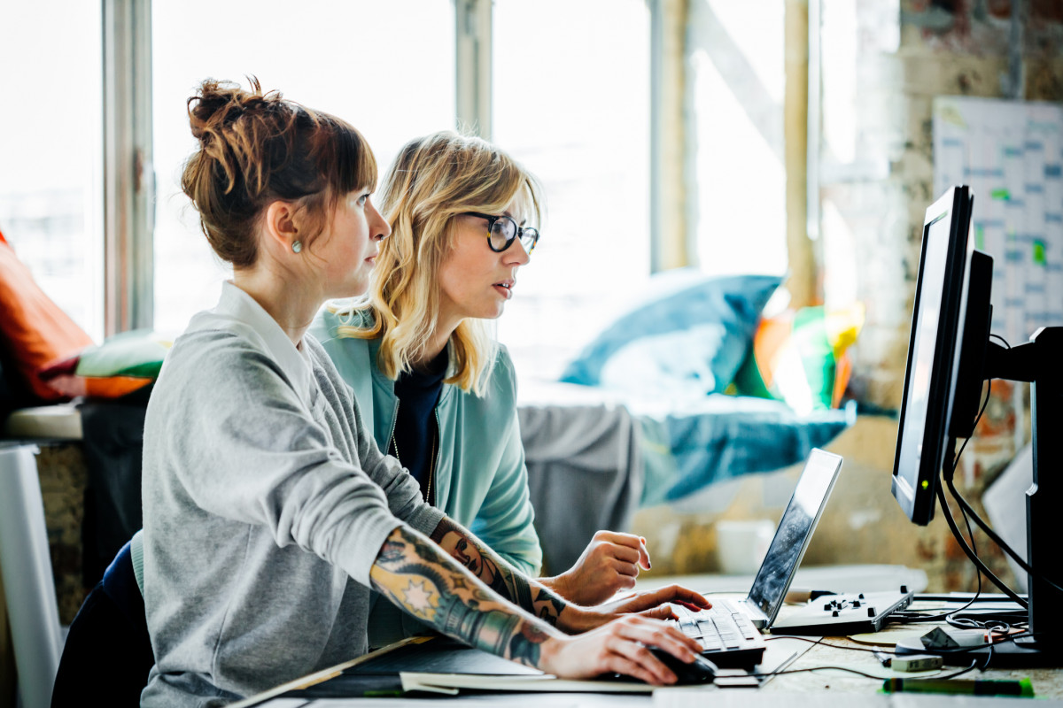 Zwei junge Frauen vor einem Computerbildschirm