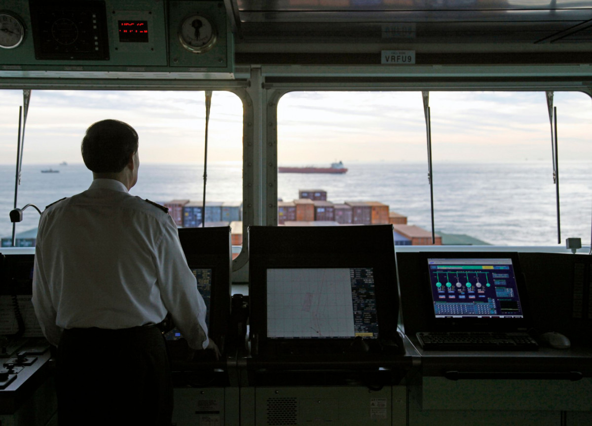Kapitän auf der Brücke eines großen Schiffes auf dem Meer