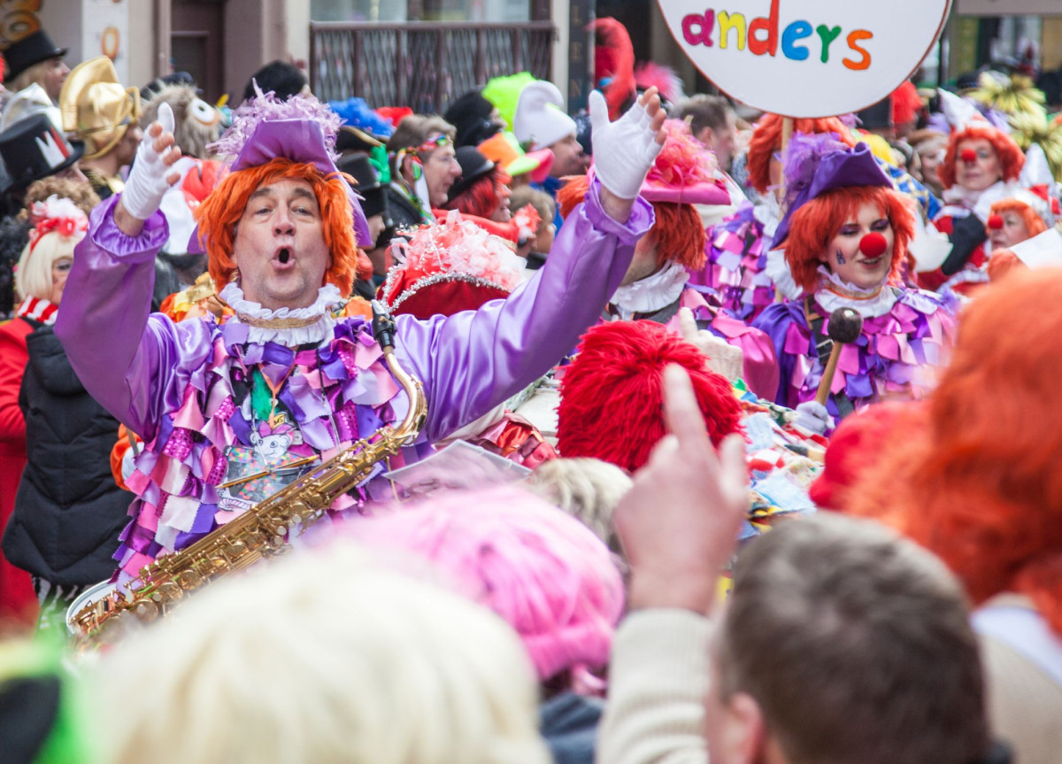 Karnevalsumzug mit bunt verkleideten Menschen