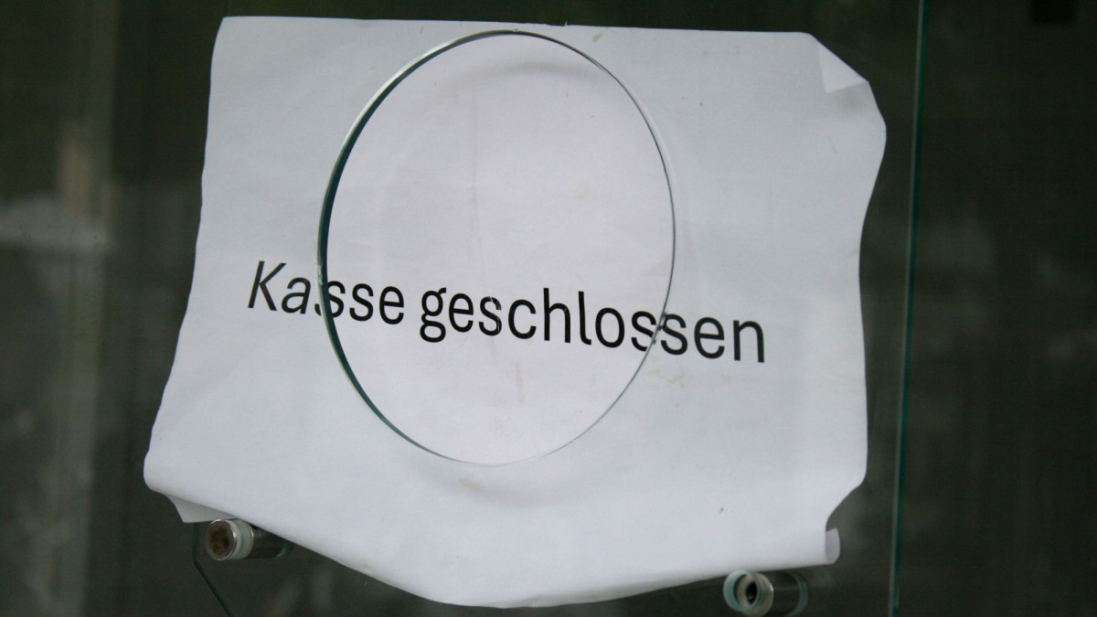 Schild mit Aufschrift Kasse geschlossen