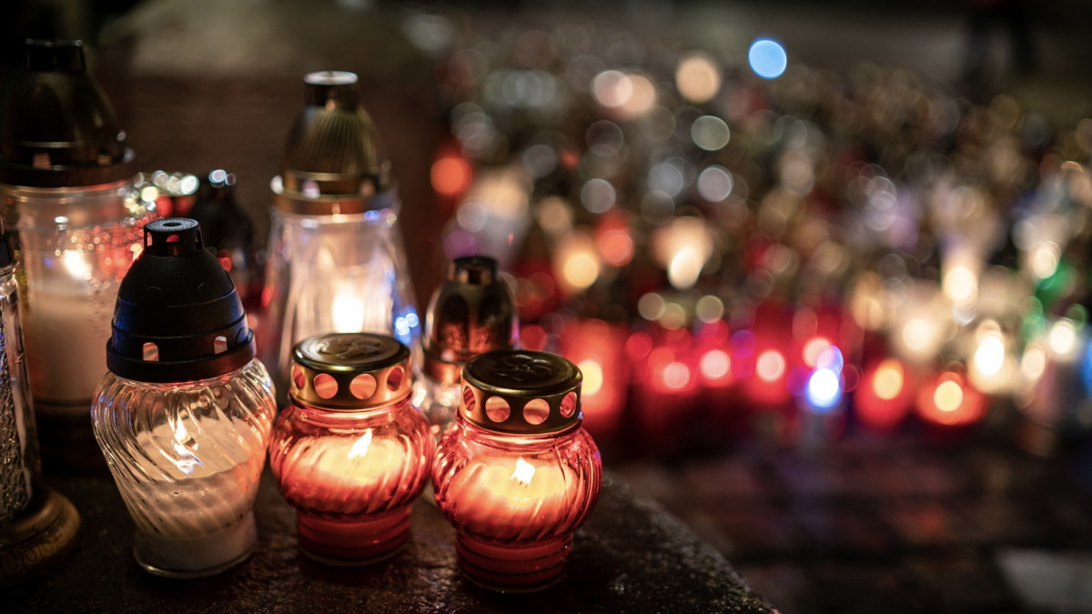 Kerzen für die Brandopfer von Crans-Montana