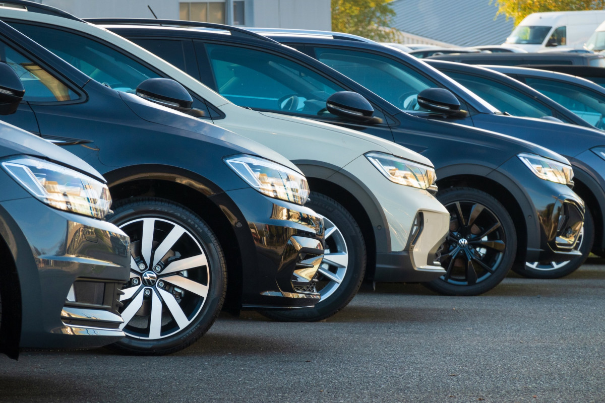 Eine Reihe gebrauchter VW-Autos, die bei einem öffentlichen Autohaus in Hamburg geparkt sind