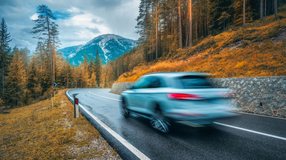 Auto fährt schnell auf Bergstraße