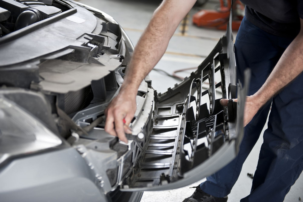 Automechaniker bei der Arbeit