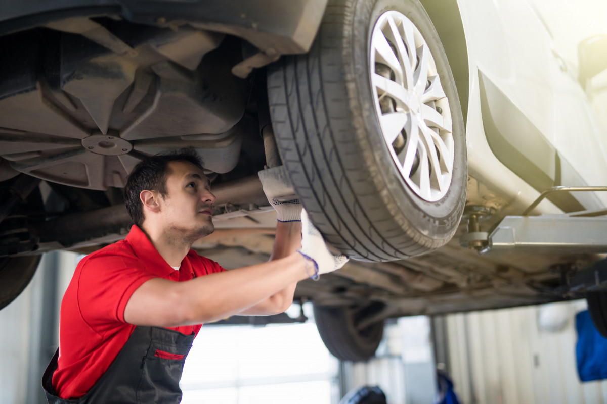 Automechaniker überprüft einen Reifen