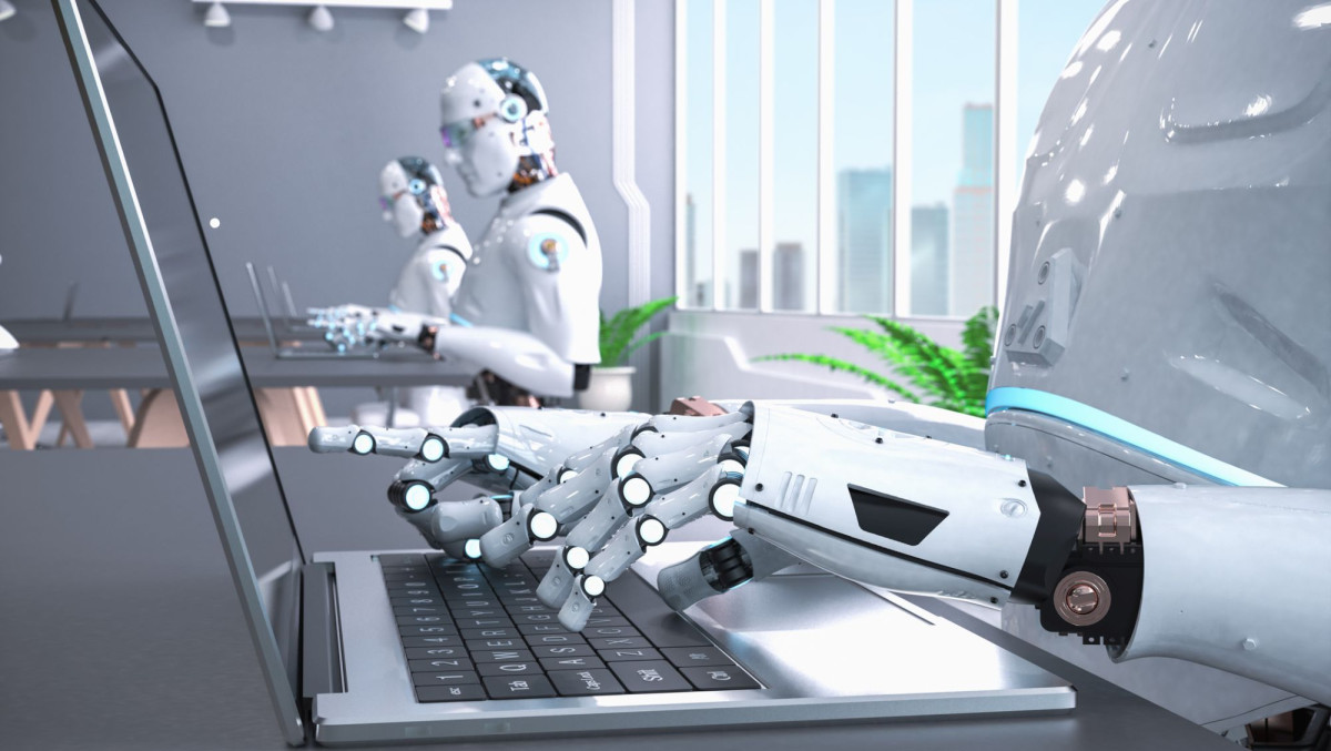 Roboter arbeiten an Laptops in einem Büro
