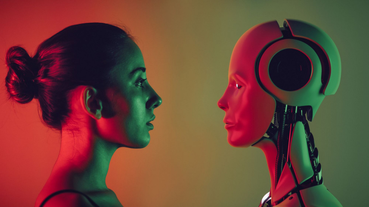 Frau blickt vis a vis in ein Robotergesicht