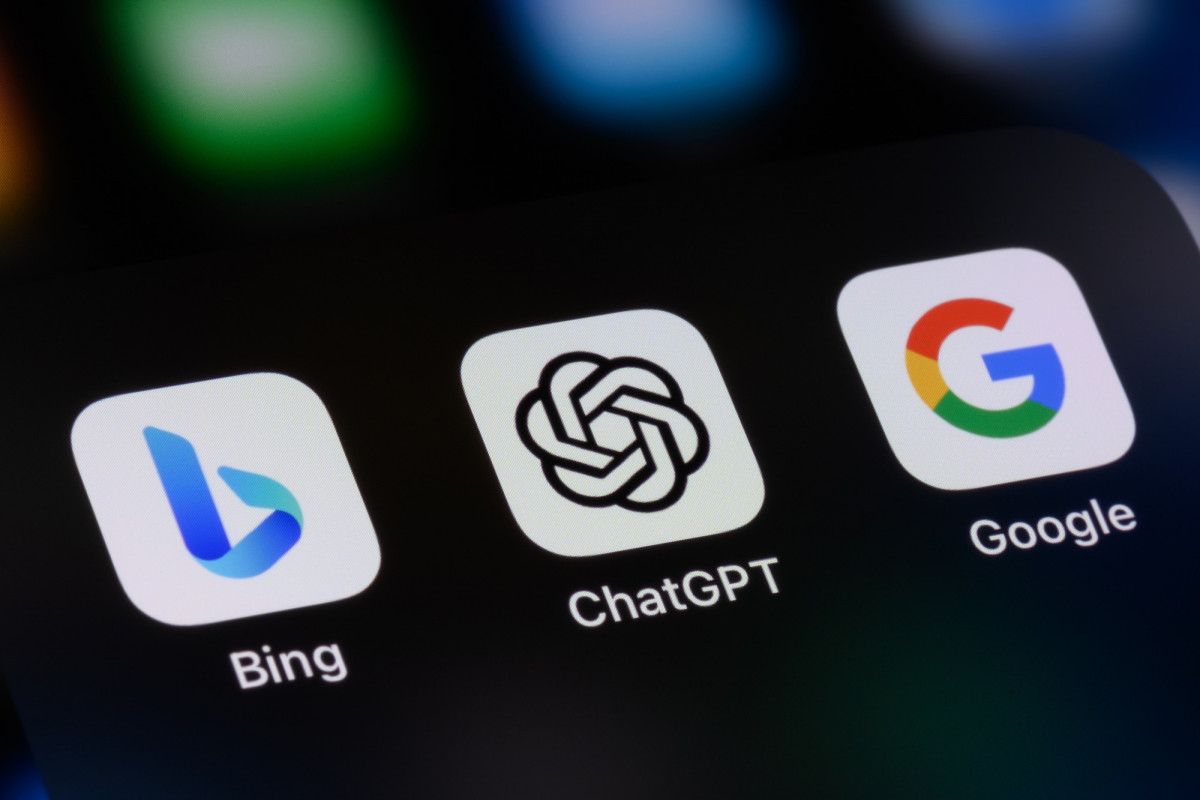 Drei Icons auf dem Handy von Bing, ChatGPT und google
