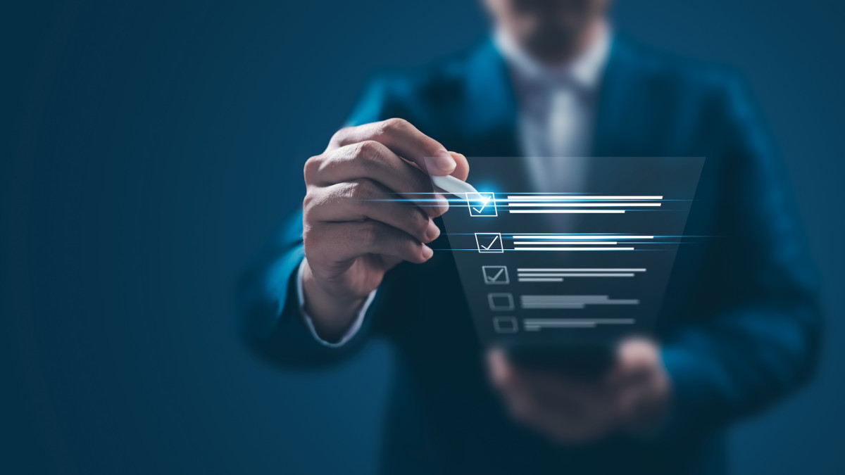 Ein Mann hält eine virtuelle Liste und hakt Punkte ab