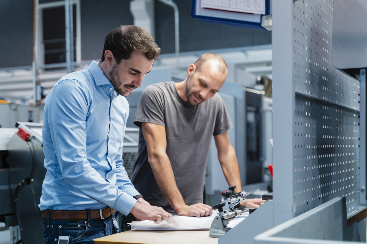 Zwei Ingenieure prüfen Firmenunterlagen