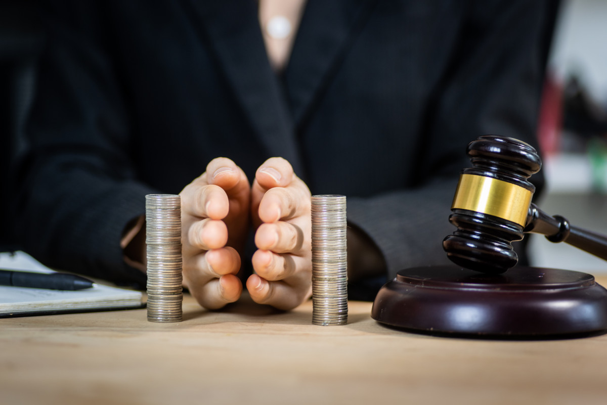 Richter mit Hammer und Geldmünzenstapeln
