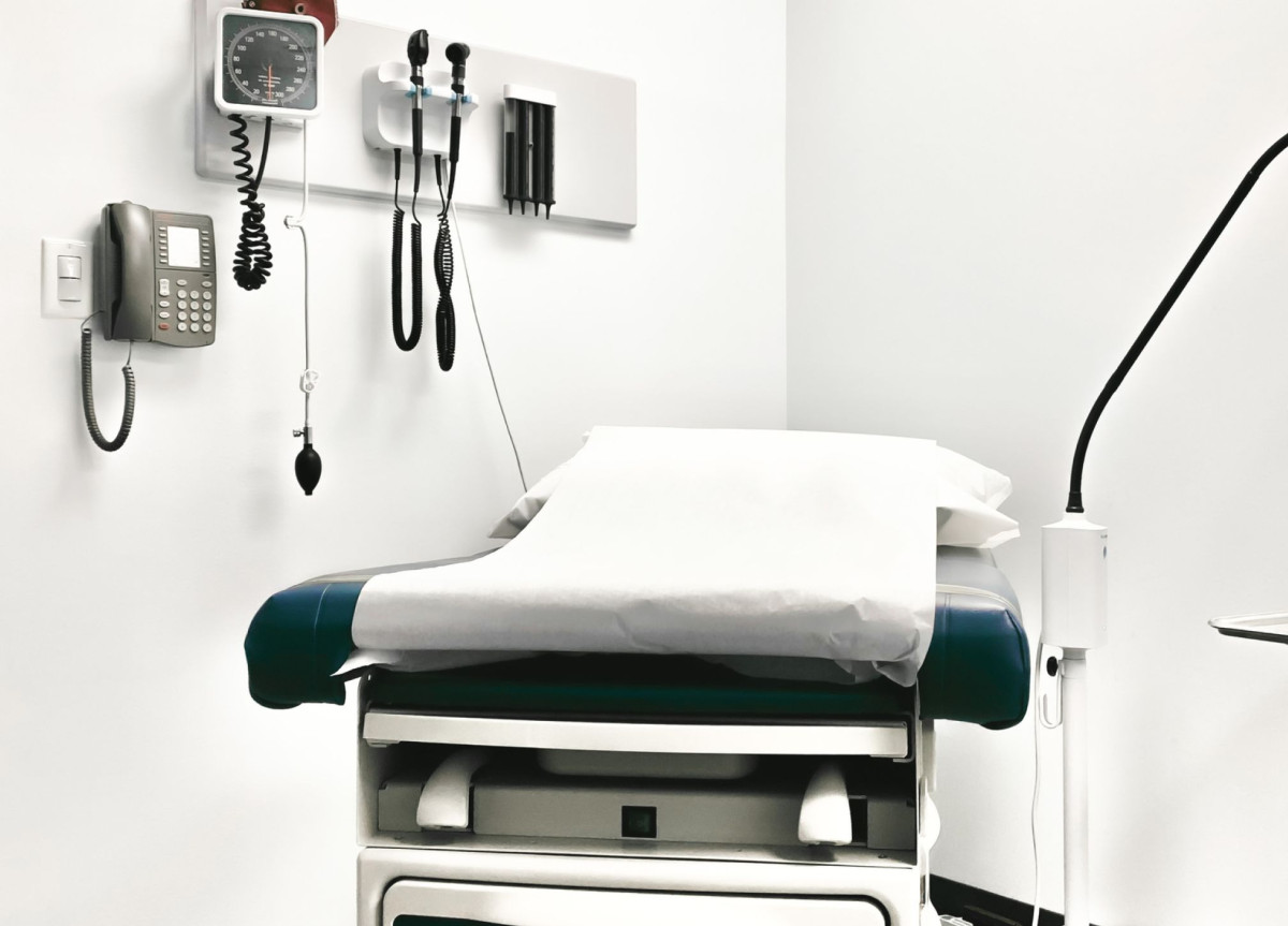 Ein leeres Krankenbett in einer Arztpraxis