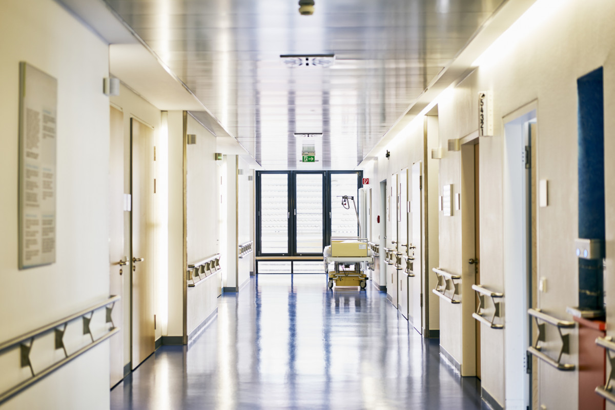 Blick in einen leeren Krankenhausflur