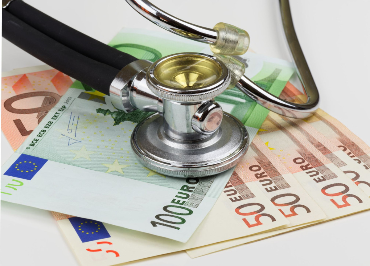 Ein Stethoskop liegt auf mehreren Euro-Scheinen